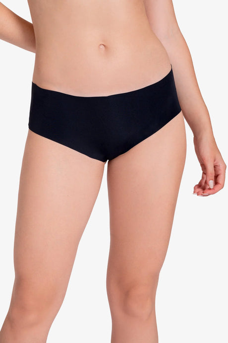Ropa interior femenina color negro tipo bikini sobre fondo blanco, perfecta para ropa cómoda y elegante